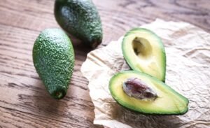 Come capire se l’avocado è maturo al punto giusto: i trucchi dello chef per sceglierlo perfetto (e non sbagliare più nell’insalata)