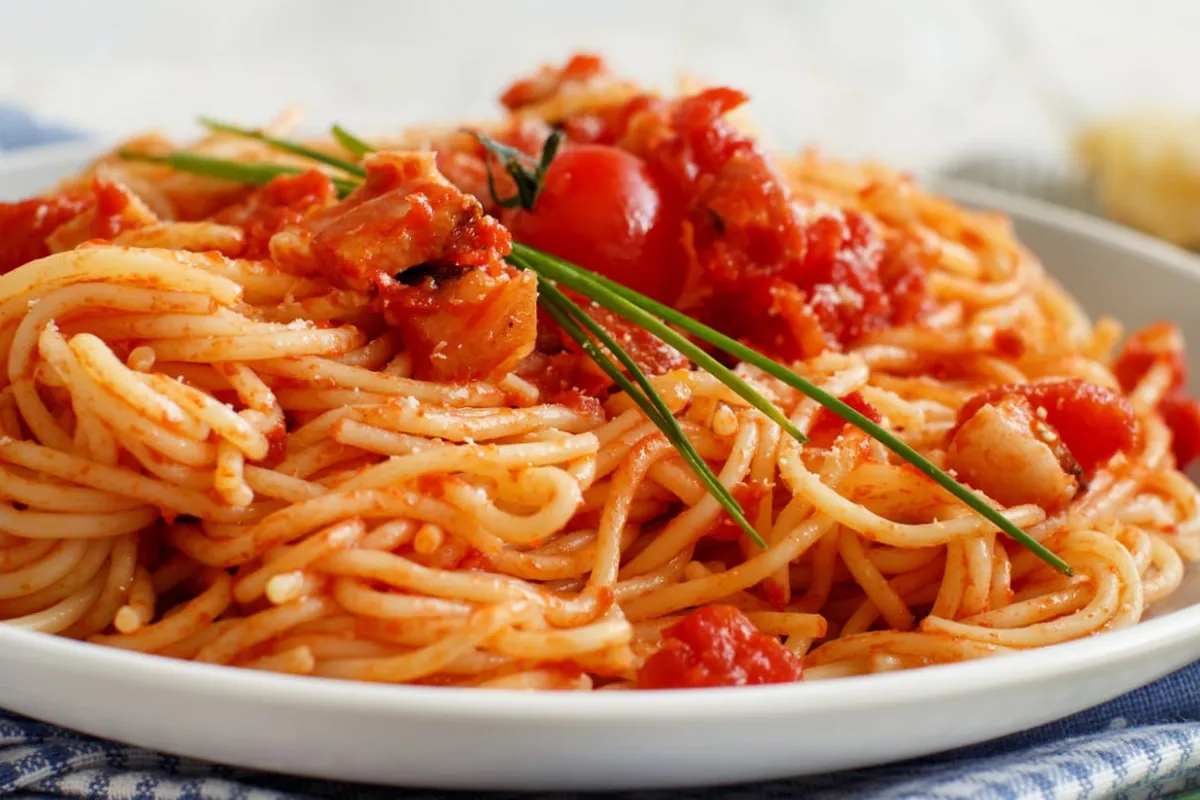 Spaghetti all’Amatriciana originali: il segreto per farli cremosi, saporiti e perfettamente al dente