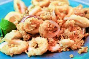 Frittura di calamari: stai attento quando devi scolare l’olio (l’errore che rovina tutto)
