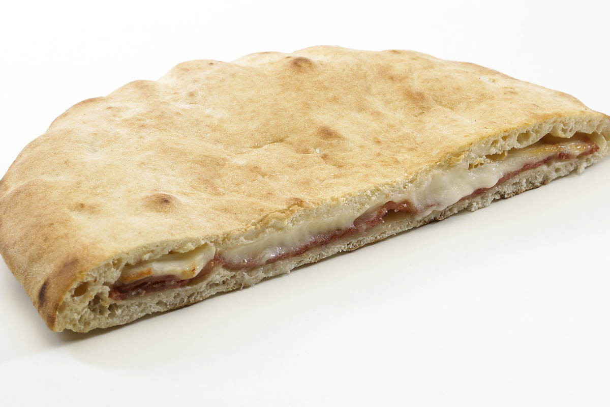 Focaccia con prosciutto e mozzarella fatta in casa: la ricetta che ti consiglia il nostro Chef da fare in 5 minuti